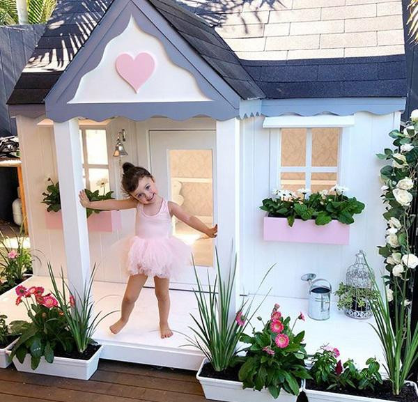 "Ngôi sao nhí" tận hưởng phút giây vui vẻ bên "lâu đài" riêng của mình.