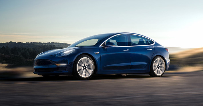 Model 3 bị “ngâm”: Trong suốt năm 2017, Tesla liên tục thông báo dời lại ngày xuất xưởng Model 3. Có rất nhiều nguyên nhân cho vấn đề này như cắt giảm sản xuất, lý do cá nhân hay sự cố ngoài ý muốn. Hạn hoàn thành 500.000 đơn đặt trước hiện được dời tới năm 2018.