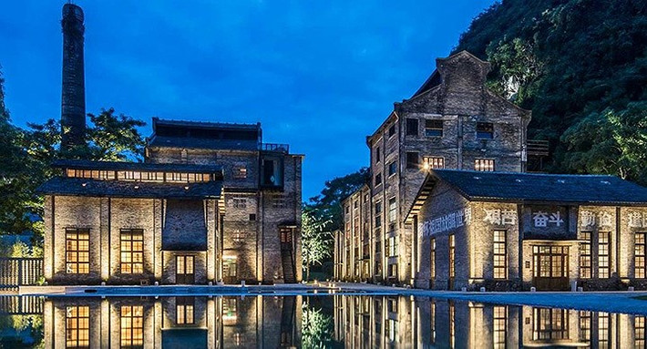 Một tòa nhà lớn gọi là Sugar House Retreat có các phòng nghỉ sang trọng với ban công riêng nhìn ra cảnh núi non.