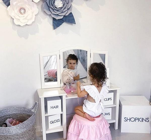 Belle quả là một cô bé may mắn khi được bố mẹ hết sức yêu thương và cưng chiều.