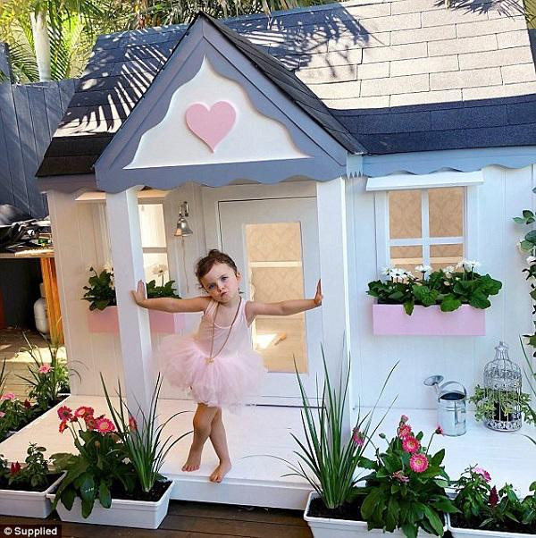 Trong khi anh Michael lo liệu hệ thống đèn điện, thì chị Schye giúp chồng sơn tường trong và ngoài nhà.