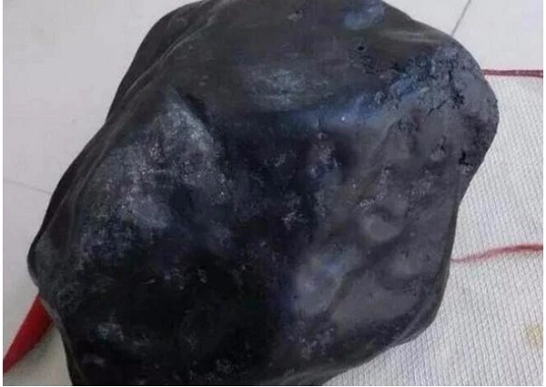 Sau khi mang về nhà, ông phát hiện ra trên mặt đá có 1 số đường vân nhỏ. Trong lúc đang cầm hòn đá trên tay, lão nông vô tình làm rơi nó xuống đất. Bất ngờ rằng, hòn đá rơi xuống đất thì bị vỡ nhưng ngay sau đó, những mảnh vỡ này như bị thứ gì đó hút dính vào với nhau.