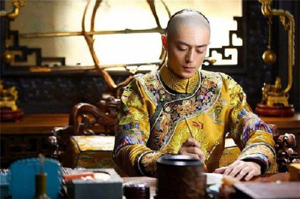 Ung Chính vốn ham mê thuật luyện đan của Đạo giáo từ khi còn là Hoàng tử. Sau khi lên ngôi hoàng đế, Ung Chính rất tôn sùng tổ sư phái Kim đan Nam Tông Trương Bá Đoan, phong Trương là “Đại Từ viên thông thần tiên Tử Dương chân nhân”, cho xây đền thờ tại đạo quán ở quê Trương.