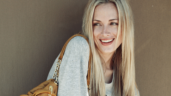 Vào Lễ tình nhân năm 2013, cô người mẫu Reeva Steenkamp bị bạn trai của cô là Paralympian Oscar (vận động viên điền kinh nổi tiếng thế giới), giết chết bằng 4 phát súng, Oscar nói với cảnh sát vì tưởng lầm bạn gái là trộm cướp mới bắn.