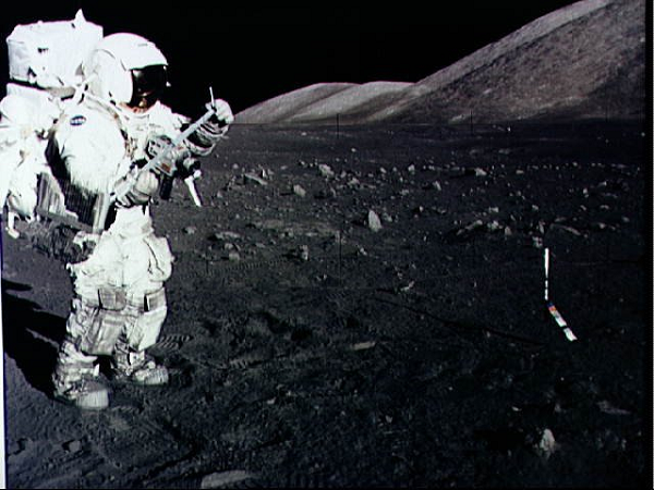 Nói thêm về mẫu Mặt Trăng vừa được NASA mở ra. Đây là một phần của các mẫu vật do các phi hành gia Eugene Cernan và Harrison "Jack" Schmitt của sứ mệnh Apollo 17 thu thập vào năm 1972.