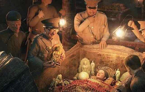 Địa điểm nằm ở phía Đông lăng mộ của triều đại nhà Thanh, những người bảo vệ lăng mộ cũng bị binh lính xua đuổi. Chính lãnh chúa Tôn Điện Anh là người lãnh đạo đơn vị này. Thực chất cuộc tập trận chỉ là "tấm màn chắn" cho âm mưu cướp kho báu ở Đông Thanh Mộ.