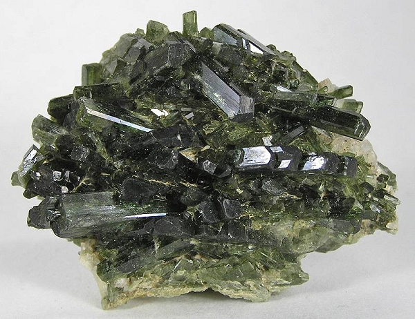 Tên gọi "Hadean" có nguồn gốc từ Hades, vị trí trị vì âm phủ trong thần thoại Hy Lạp, nhằm ám chỉ không hề có một sự sống nào có thể tồn tại trong thời kỳ này vì điều kiện thời tiết cực kì khắc nghiệt kéo dài trong khoảng 700 triệu năm, từ 3.8-4.5 tỷ năm trước.