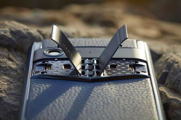 Vertu Aster P chạy Android 8.1 Oreo, dùng cổng USB Type-C, có NFC, Bluetooth 5.0, WiFi băng tần kép, LTE và pin 3.200 mAh, hỗ trợ sạc nhanh Quick Charge 3.0.