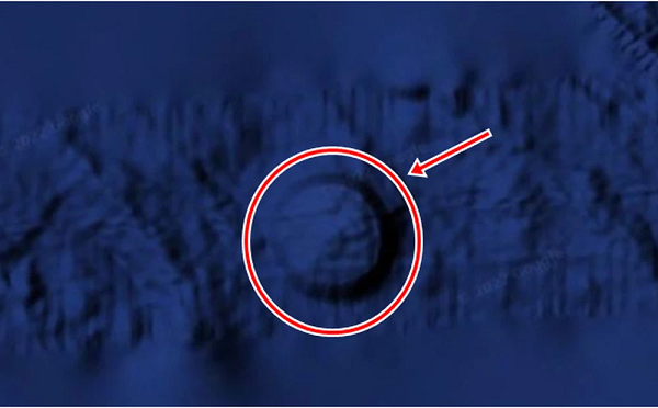 Thợ săn UFO Scott C. Waring đã sử dụng Google Earth và phát hiện ra một vật thể lạ có chiều dài lên tới 5 dặm (hơn 8km) dưới đáy biển gần sa mạc Nazca ở Peru.
