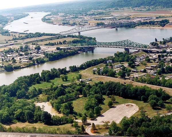 Bí ẩn xung quanh khu vực Point Pleasant - Tây Virginia đáng sợ này bắt đầu vào những năm 1960. Nhiều người dân địa phương đã bị khủng bố bởi một sinh vật mắt đỏ, bảy chân giống một người đàn ông. Nhiều người cho biết đã nhìn thấy UFO sightings và Men in Black- lang thang trong khu vực, nhưng những thông tin này chưa được kiểm chứng.