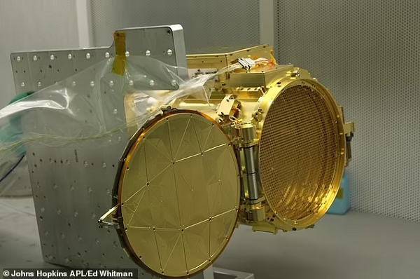 Mục tiêu của tàu vũ trụ Europa Clipper chính là mặt trăng Europa của Sao Mộc - nơi được mệnh danh là "mặt trăng sự sống", "bản sao của Trái Đất" do sở hữu nhiều đặc điểm tương đồng: đại dương, vật liệu hữu cơ, hệ thống thủy nhiệt... rất phù hợp để nuôi dưỡng sự sống.