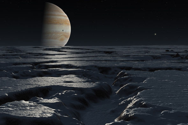 Europa có đường kính 3.100 km, nhỏ hơn Mặt Trăng một chút. Trong Hệ Mặt Trời, Europa là vệ tinh lớn thứ 6 và là vệ tinh nhỏ nhất trong nhóm Galileo, sau 3 vệ tinh lớn hơn của Sao Mộc, Titan của Sao Thổ và Mặt Trăng của Trái Đất.