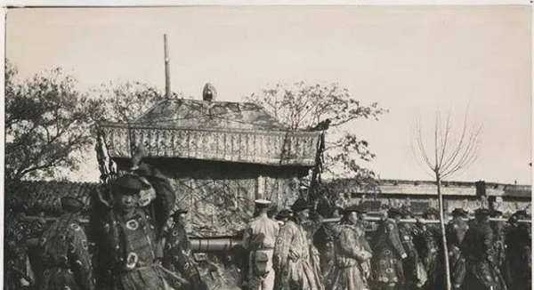 Từ Hi Thái hậu qua đời vào thời điểm mà văn minh khoa học hiện đại đã có mặt tại Trung Quốc nhưng tang lễ của bà lại được thực hiện theo truyền thống của hàng nghìn năm về trước.