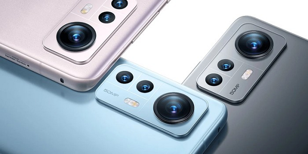 Các kỹ sư của Xiaomi đã cố gắng thu nhỏ bo mạch chủ của Xiaomi 12 để nó mỏng nhẹ và nhỏ gọn một cách đáng ngạc nhiên. Mặc dù vậy ở bên trong Xiaomi 12 vẫn có pin lên đến 4500 mAh và hỗ trợ sạc nhanh 67W thông qua dây cắm và củ sạc. Với sạc không dây, Xiaomi 12 có thể đạt 50W và sạc ngược cho thiết bị khác ở mức 10W.