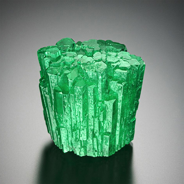 Đá Emerald là một dòng đá quý, được hình thành qua hàng vạn năm trong lòng đất nên nó hấp thụ được nguồn năng lượng tích cực và sự tinh túy của đất trời nên rất tốt với người sử dụng.