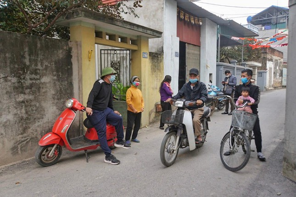 Cũng theo ông Thắng, chuồng gà nhà bà Tâm có tấm gỗ cao hơn mặt chuồng khoảng 15cm cho gà đứng, ngủ; phía dưới tấm gỗ có lớp xốp. Có thể, gà đã đẻ trứng vào trong lớp xốp. Quá trình gà di chuyển, xốp bị rung, trứng gà rơi dần ra.
