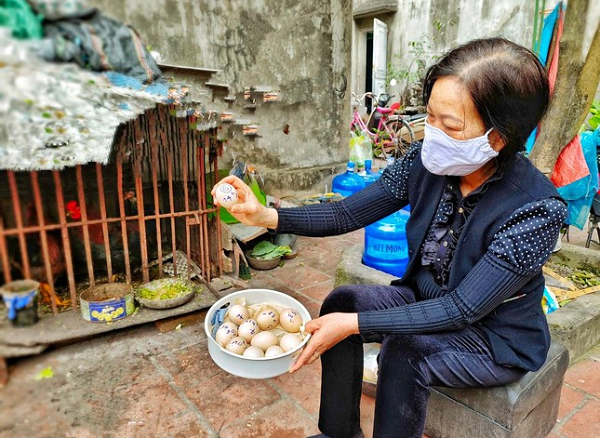 Nghe tin lạ, nhiều người dân kéo đến xem gà nhà bà Tâm đẻ trứng. "Cứ mở cổng là có hàng chục người vào xem, nhiều lúc tôi phải bảo họ về để gà còn đẻ. Có bà hàng xóm còn mang 10 trứng sang bảo tôi đổi cho 1 quả", bà Tâm cho hay.