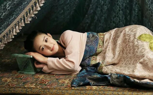 Cuốn "Cung nữ đàm vãn lục" có ghi chép lại một lời nhận xét của một cung nữ phục vụ Từ Hy Thái hậu trong suốt 8 năm: Trong cung sợ nhất chính là ngủ. Không những phải nằm nghiêng mà còn không được kê chân loạn xạ, nếu không hậu quả sẽ rất tai hại.