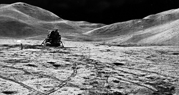 Nhiều người cho rằng đó có thể là một bộ đôi UFO và chúng đang làm nhiệm vụ giám sát, theo dõi tàu Apollo 15. Sự việc được phát hiện vào ngày 27/4/2017 do camera tàu vũ trụ Apollo 15 trực tiếp ghi lại.
