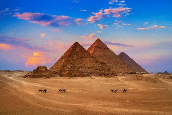 Nằm trên Cao nguyên Giza, Đại kim tự tháp được cho là đã được xây dựng trong Vương triều thứ tư cho Pharaoh Khufu. Là một trong 7 kỳ quan của thế giới cổ đại, nó là kỳ quan duy nhất phần lớn vẫn còn nguyên vẹn và được cho là đã được xây dựng cách đây hơn 4.500 năm.