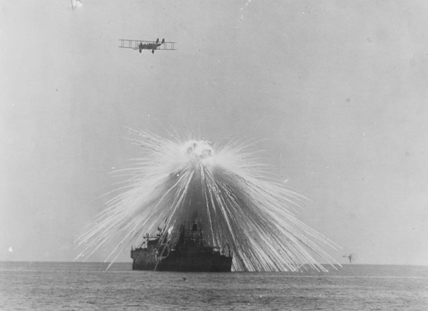 Phốt pho trắng (white phosphorus) là chất hóa học có khả năng gây cháy được sử dụng rộng rãi trong lĩnh vực quân sự, chủ yếu nó được nhồi vào các loại bom cháy, bom khói với mục đích tạo ra các màn khói hoặc gây ra sự sát thương, tiêu diệt sinh lực của đối phương.
