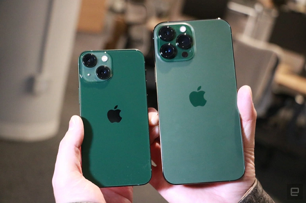 Ảnh thực tế cũng cho thấy, với bộ đôi iPhone 13 và 13 Mini, màu xanh lá cây của máy đậm hơn rõ rệt. Trong khi đó, màu xanh trên iPhone 13 Pro và Pro Max lại khá nhạt, có ánh kim. Ảnh Engadget.