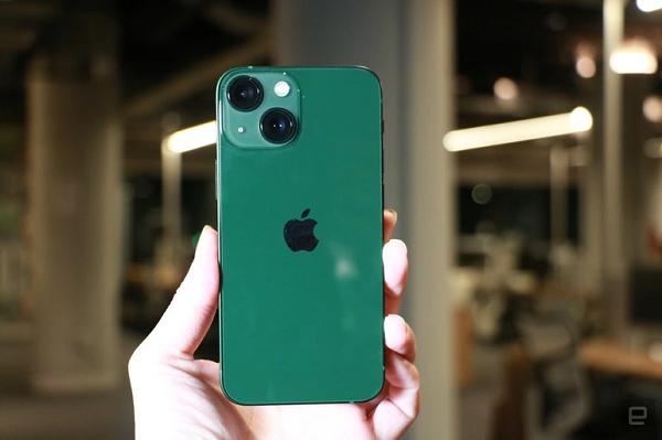 iPhone 13 Pro và 13 Pro Max có các phiên bản bộ nhớ 128/256/512/1TB, giá khởi điểm tương ứng 999 USD và 1.099 USD. Trong khi đó, iPhone 13 và 13 Mini có các tùy chọn 128/256/512GB, giá tương ứng từ 799 USD và 699 USD.