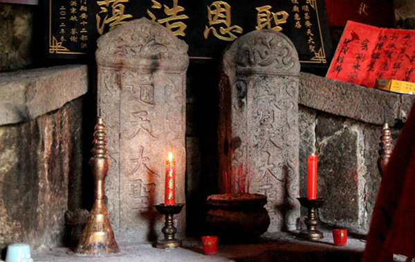 Người có mặt lập tức cầm dụng cụ lên để đào, và điều bất ngờ hơn cả là họ tìm thấy một khối sắt. Nhìn hình dáng khối sắt này, ai nấy đều ngạc nhiên vì không tin trên đời thực sự có một chiếc gậy Như Ý.
