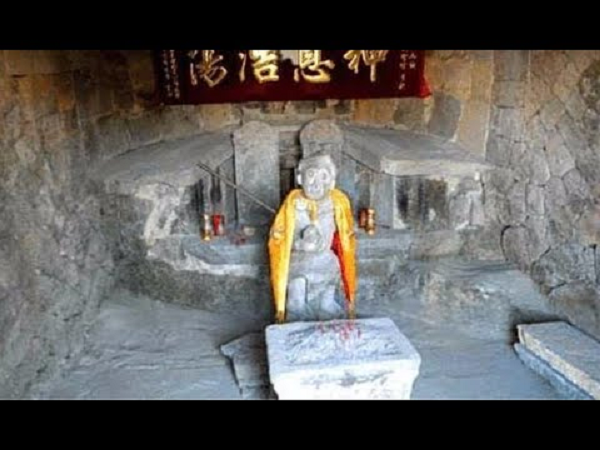 Trên một ngọn núi ở tỉnh Phúc Kiến (Trung Quốc), người ta đã tìm thấy một ngôi mộ cổ. Nhìn từ hình thức bên ngoài thì đây là một ngôi mộ kép. Sau khi xác định sơ bộ thì thời gian xây dựng vào khoảng từ cuối thời Nguyên đến đầu nhà Minh.
