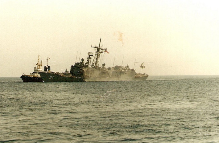 Vụ tấn công đã làm 37 thuỷ thủ trên khinh hạm USS Stark thiệt mạng tại chỗ, 21 người khác bị thương nặng. Các thuỷ thủ khác trên tàu khẳng định, họ đã bị tấn công bởi loại chiến đấu cơ F-1 Mirage của Không quân Iraq. Nguồn ảnh: BI.