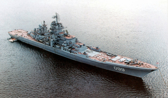 Được đóng theo lớp Kirov và được đặt lườn từ năm 1986 dưới thời Liên Xô, tuần dương hạm mang tên lửa Pyotr Veliky của Hải quân Nga có độ giãn nước tối đa 28.000 tấn, chiều dài tàu đạt 252 mét và có lườn rộng 28,5 mét. Tàu có độ mớm nước tối đa khi đầy tải là 9,1 mét. Nguồn ảnh: Karma.