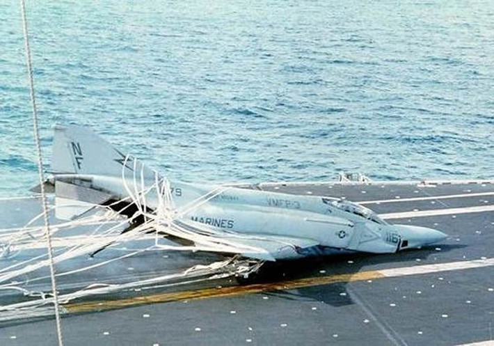 Đơn giản là vì các loại máy bay phản lực có động năng quá lớn, nếu sử dụng lưới giữ lại được máy bay thì chắc chắn chiếc máy bay đó sẽ nát bươm và hư hỏng nặng. Ảnh: Một chiếc F-4 tan tành sau khi đâm vào lưới giữ. Nguồn ảnh: Thearchive.