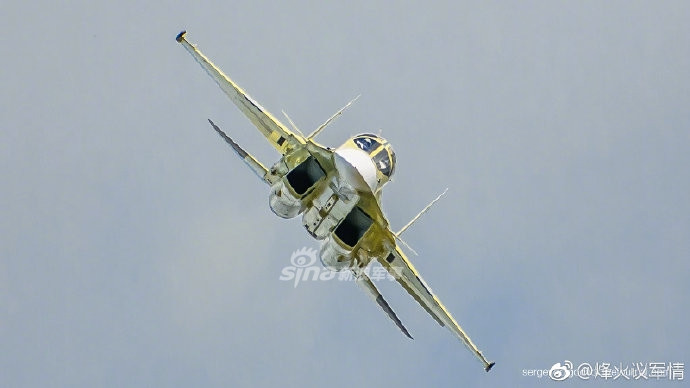 Ngay sau khi được ra khỏi nhà máy, những chiếc Su-34 sẽ được chạy thử không tải dưới mặt đất trước khi chính thức bay thử nghiệm để kiểm tra khả năng bay và khả năng cơ động của chiến đấu cơ này. Nguồn ảnh: Sina.
