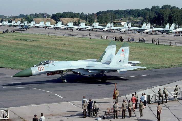 Ngoài các chiến đấu cơ Su-27, tại sân bay này còn có một vài loại trực thăng, máy bay cỡ nhỏ khác cũng được đưa về nước trong ngày này. Nguồn ảnh: Sina.