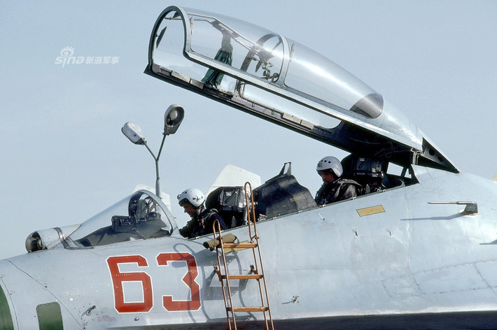 Màu sơn của các máy bay Su-27 dưới thời Liên Xô có phần khá nhợt nhạt và khác hẳn với màu sơn hiện đại chúng mang trên người ngày nay. Nguồn ảnh: Sina.