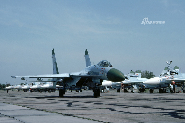 Giống với Ukraine và nhiều quốc gia Đông Âu khác, Không quân Ba Lan cũng nhận được khá nhiều "lợi lộc" khi Nga không thể đưa toàn bộ các máy bay của họ trong các căn cứ này về nước mà sẽ phải bỏ lại một số lượng lớn máy bay hỏng, lỗi kỹ thuật hoặc đơn giản là do họ không có đủ phi công. Nguồn ảnh: Sina.