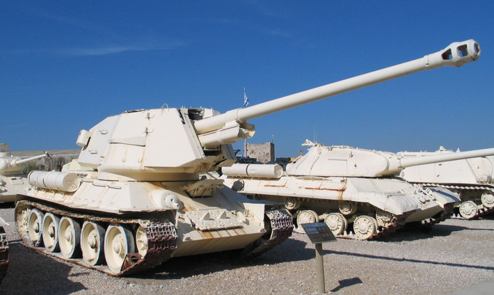 Phiên bản T-34-100 lại thích hợp hơn với nhiệm vụ pháo tự hành diệt tăng do độ xuyên tuyệt vời của khẩu pháo này vượt trội hơn hoàn toàn so với phiên bản gốc T-34-85. Nguồn ảnh: 1Zoomme.