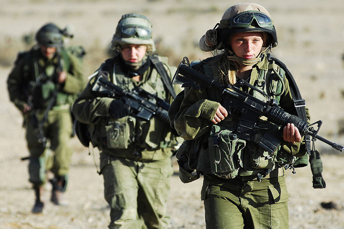 Tuy nhiên nếu nữ giới Israel dù trong độ tuổi tòng quân nhưng đang mang bầu hoặc đã kết hôn, họ sẽ được miễn nghĩa vụ quân sự. Nguồn ảnh: Pinterest.