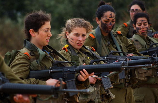 Nổi tiếng nhất có lẽ là Israel, quốc gia này yêu cầu cả nữ công dân trong độ tuổi trên 18 phải gia nhập phục vụ quân đội tối thiểu 2 năm trong khi nam giới có thời gian phục vụ quân đội tối thiểu 2 năm 8 tháng (tuỳ từng binh chủng có thể dài hơn). Nguồn ảnh: Pinterest.