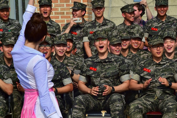 Hàn Quốc và Triều Tiên vẫn trong tình trạng chiến tranh nên luật nghĩa vụ quân sự của hai quốc gia này vẫn tiếp tục được duy trì. Nam giới Triều Tiên có thời gian thực hiện nghĩa vụ quân sự lâu nhất thế giới, có thể lên tới 13 năm trong khi đó với Hàn Quốc, nam giơi chỉ phục vụ 21 tháng trong Lục quân, Thuỷ quân Lục chiến, 23 tháng trong Hải quân và 24 tháng trong Không quân. Nguồn ảnh: Times.
