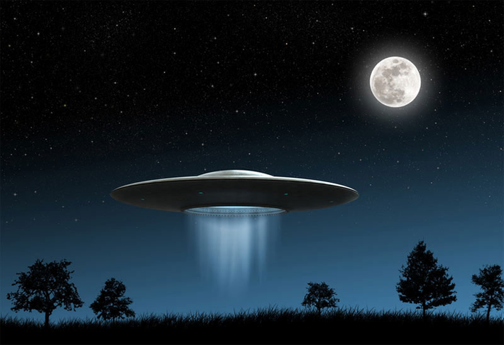 “Nếu UFO không phải do chúng ta hay do quốc gia nào khác tạo ra thì, có người ngoài hành tinh tạo ra chúng”, Elizondo kết luận.