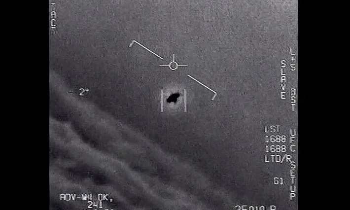Elizondo kết luận UFO là những vật thể không tuân theo bất kỳ quy tắc vật lý nào mà con người từng biết.