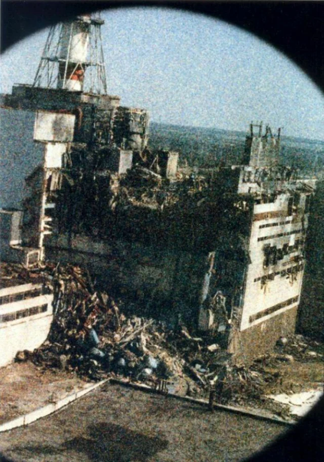 Bức ảnh hiếm hoi về Chernobyl vào buổi sáng khi thảm họa hạt nhân xảy ra, ngày 26/4/1986. Độ nhiễu hạt trên ảnh là do ảnh hưởng của bức xạ trong không khí.