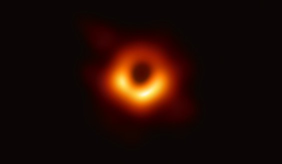 Có hai dạng lỗ đen phổ biến đã biết: Lỗ đen quái vật khổng lồ như Sagittarius A* nằm ở tâm các thiên hà, cùng dạng lỗ đen nhỏ khối lượng sao, là kết quả cuối cùng của một ngôi sao chết đi và sụp đổ.