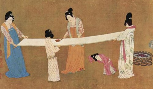 Người Trung Quốc cũng là những người đầu tiên tạo ra giấy, và họ cũng là những người đầu tiên sử dụng giấy vệ sinh vào thế kỷ VI sau Công Nguyên. Tuy nhiên, giấy vệ sinh chỉ thực sự phổ biến từ thế kỷ 14 khi đức vua triều Minh tiến hành sản xuất loại sản phẩm này.