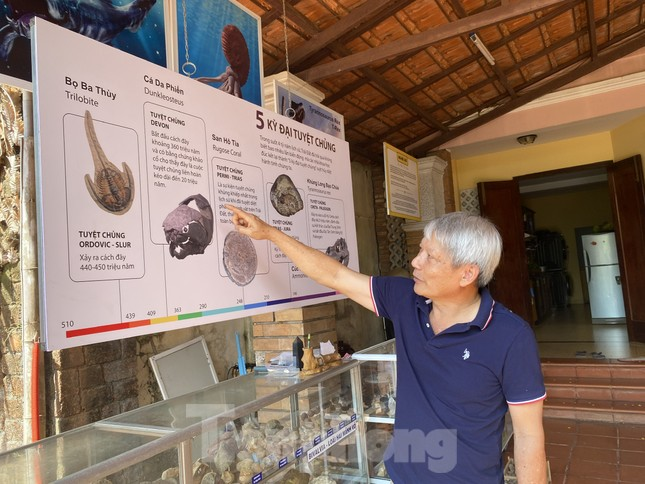 Qua đó, ông Thành phác họa 5 kỳ đại tuyệt chủng đã từng xảy ra trên Trái đất một cách sinh động. (Ảnh: Tiền phong)