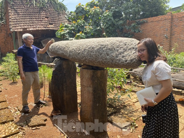 Trong bộ sưu tập của ông Thành, gây chú ý nhất là một hòn đá dài hơn 2,5m, đường kính 60cm, nặng khoảng 800kg, phát ra âm thanh ngân vang nên được ông gọi là chuông đá. (Ảnh: Tiền phong)