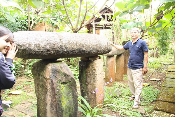 Chuông đá chỉ là một hòn đá tự nhiên được cấu tạo từ thạch anh, mica, sa khoáng, granít, có cấu trúc dưới dạng các sợi khoáng vật và kết cấu dạng tổ ong. Chỉ khác là đá mềm, xốp chứ không rắn chắc như các loại đá khác.