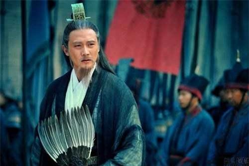 Đặc điểm của Bát quái trận cũng rất rõ ràng. Một là “địch ở trong tối, ta ở ngoài sáng”, có thể đánh bất ngờ. Binh lính thi triển trận pháp đã được huấn luyện, biết rất rõ từng ngõ ngách trong trận pháp. Sau khi quân địch tiến vào sẽ ngỡ như lạc trong mê cung, thế là bị tàn sát bất ngờ mà chưa kịp phản kháng.