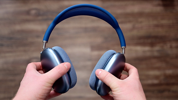 AirPods Max được thiết kế để chuyển sang "chế độ năng lượng thấp" sau 5 phút được để yên (không đặt trong hộp). Nếu không được chạm vào, AirPods Max sẽ ở chế độ năng lượng thấp trong ba ngày, sau đó tai nghe chuyển sang trạng thái sử dụng năng lượng "tối thiểu", tự ngắt Bluetooth và "Find My".